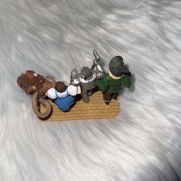 Hallmark Wizard of Oz 2005 “Off To See The Wizard” Ornament” - Picture 5 of 7